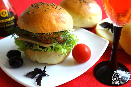 Фото к рецепту: Чизчикенбургер домашний или бургер с сыром, курицей и овощами