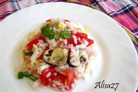 Фото к рецепту: Летний салатик с мидиями,рисом и помидорами
