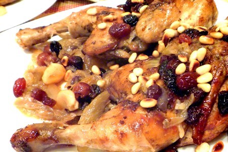 Фото к рецепту: Цыплята в красном вине с изюмом и орешками