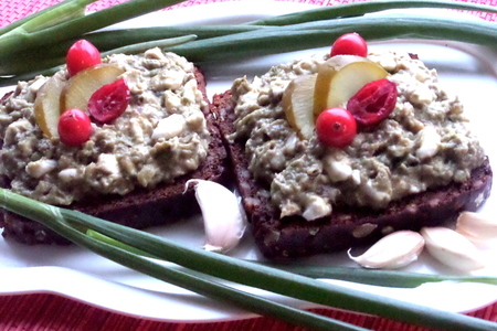 Фото к рецепту: Пикантная закуска из творога и авокадо