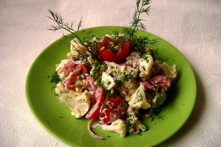 Фото к рецепту: Летний салат из цветной капусты с курицей и пикантной заправкой.