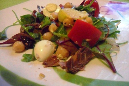 Фото к рецепту: Салат с тунцом, нутом и перепелиными яйцами
