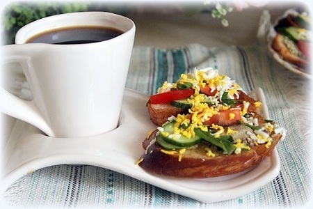 Фото к рецепту: Бутерброды со шпротами к завтраку
