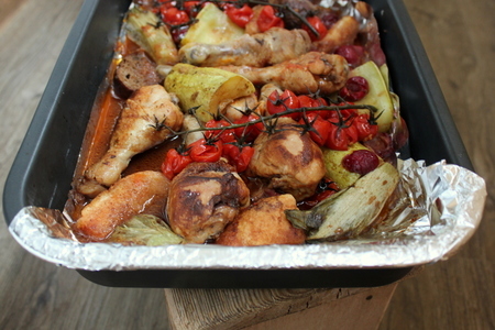 Фото к рецепту: Курица, запеченная с вишней, бальзамиком и томатами