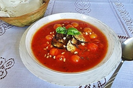 Фото к рецепту: Томатный суп с баклажанами.