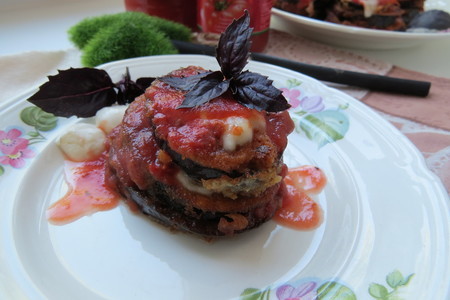 Фото к рецепту: Башенки из баклажана с сыром и томатным соусом