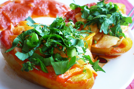 Фото к рецепту: Перец, фаршированный капустой в томатном соке