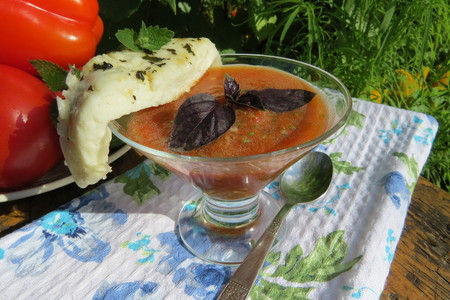 Фото к рецепту: Холодный томатный суп по мотивам «гаспачо» с горячим халуми