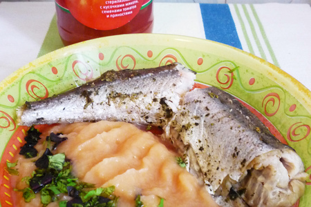 Фото к рецепту: Рыба с пюре из цветной капусты, сельдерея и томатного сока
