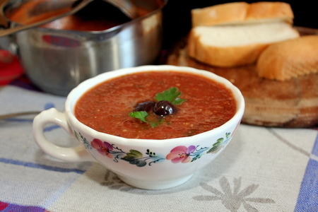 Фото к рецепту: Томатный суп с пастой из маслин и каперсов 