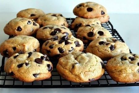 Фото к рецепту: Печенье с шоколадными кусочками