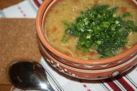 Полезный суп из красной чечевицы с томатом на курином бульоне
