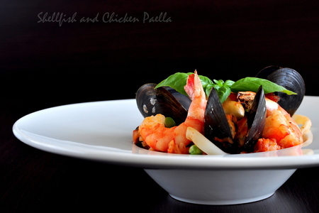 Фото к рецепту: Паэлья с морепродуктами и курицей 2 (shellfish and chicken paella)