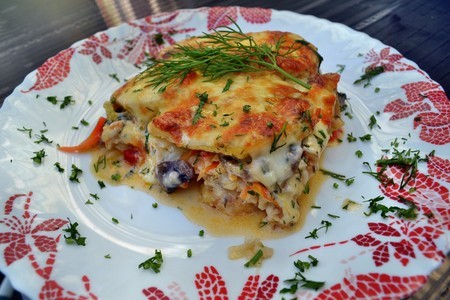 Фото к рецепту: Рыбная запеканка - с пангасиусом, овощами, грибами, в сливочном соусе с сыром