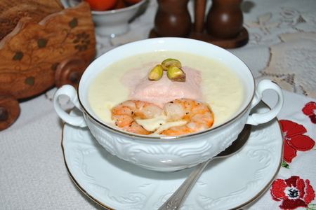 Крем-суп из пастернака с томатно-сливочным мороженым и креветками