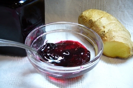 Фото к рецепту: Варенье-пятиминутка из смородины с тертым имбирем