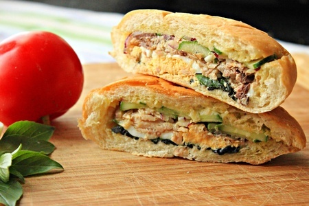 Фото к рецепту: Средиземноморский сэндвич с тунцом