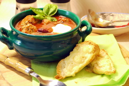 Фото к рецепту: Средиземноморский томатный супчик с фасолью и фрикадельками