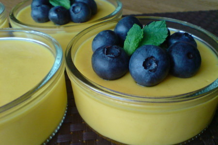 Фото к рецепту: Десерт из манго с мятным сахаром  и голубикой/продолжение банкета!