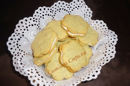 Фото к рецепту: Лимонно-маковое печенье с прослойкой из сливочного сыра