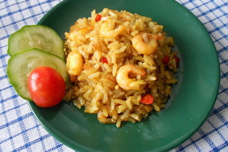 Фото к рецепту: Жареный рис с креветками