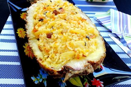 Фото к рецепту: Тайский рис с креветками запеченный в ананасе