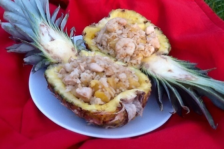 Фото к рецепту: Жареный рис с креветками и курицей в ананасе
