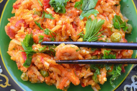 Фото к рецепту: Жареный рис с креветками