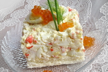 Фото к рецепту: Салат крабовый с перепелиными яйцами