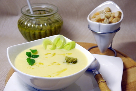 Фото к рецепту: Вишуаз – французский суп из порея с картофелем