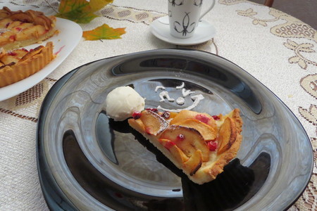 Фото к рецепту: Тарт "дары осени" с яблоками и ягодами