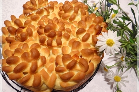 Фото к рецепту: Пирог "цветы" с беконом и сыром чечил