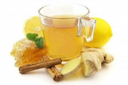 Фото к рецепту: Имбирный чай с мёдом, лимоном и корицей