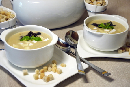 Фото к рецепту: Суп-крем с грибами и камамбером
