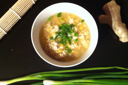 Фото к рецепту: Суп с курицей и кукурузой (китайский)