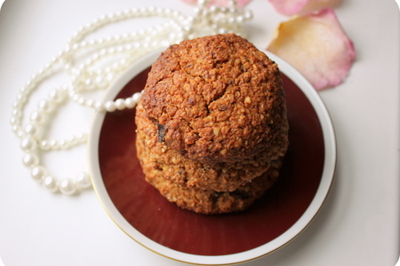 Фото к рецепту: Овсяное печенье с изюмом и орехами