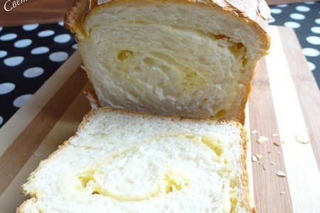 Фото к рецепту: Сладкий хлеб со сливочной прослойкой и миндальными лепестками