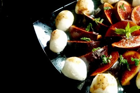 Фото к рецепту: Салат из маринованного инжира,моцареллы и мяты
