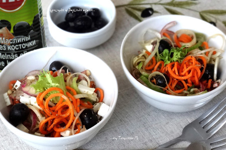 Фото к рецепту: Салат из моркови и лука с фетой, кедровыми орехами и маслинами