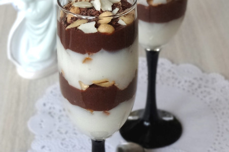 Фото к рецепту: Шоколадно-ванильный десерт с орешками и абрикосом