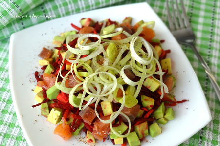 Фото к рецепту: Полезный салат из сырой свеклы, форели и авокадо