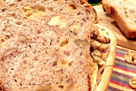 Фото к рецепту: Хлеб пшеничный, цельнозерновой с сыром и грецкими орехами
