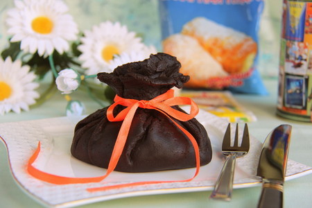 Фото к рецепту: Шоколадно-кокосовый мешочек с конфетами