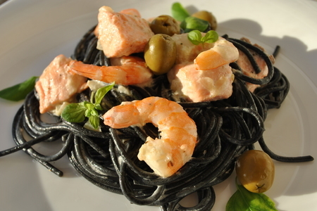 Фото к рецепту: Спагетти с чернилами каракатицы в сливочном соусе с морепродуктами «insolito»