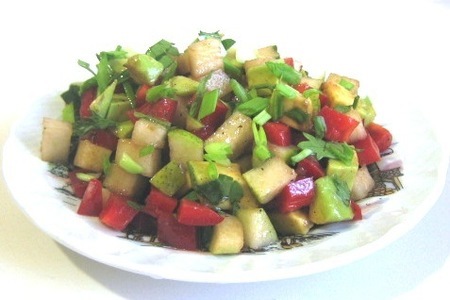 Салат с авокадо и овощами под соусом винегрет