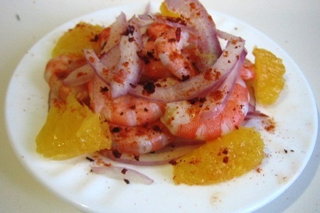 Фото к рецепту: Салат с креветками,апельсинами и красным луком