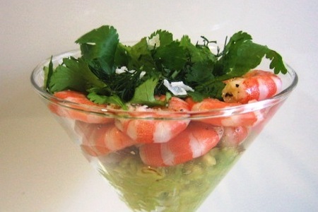 Фото к рецепту: Салат из креветок,зелени и соуса авокадо