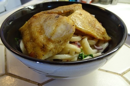 Фото к рецепту: Рыба с соевым соусом и лапшой