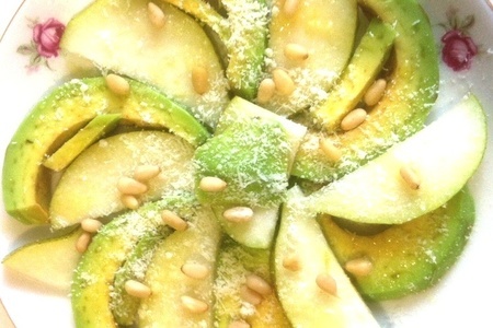 Фото к рецепту: Салат с грушей,авокадо,пармезаном и орехами