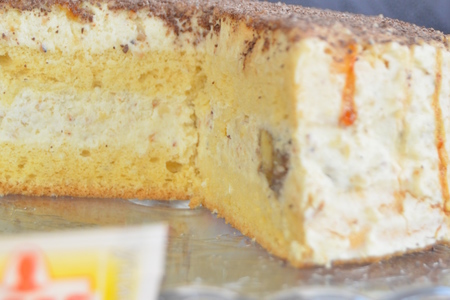 Фото к рецепту: Бисквитный торт с ореховым кремом и бананами  